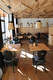 „Wurzelwerk“ mit dem in die "Heustube" und das "Alpinum aufgeteilten Hauptrestaurant der Werdenfelserei (©Foto. Martin Schmitz)